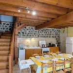Ancien Presbytere Avec 3 Au Pied D'une Forteresse Medievale - Fr-1-582-113 *