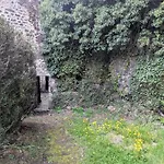 Ancien Presbytere Avec 3 Au Pied D'une Forteresse Medievale - Fr-1-582-113 *