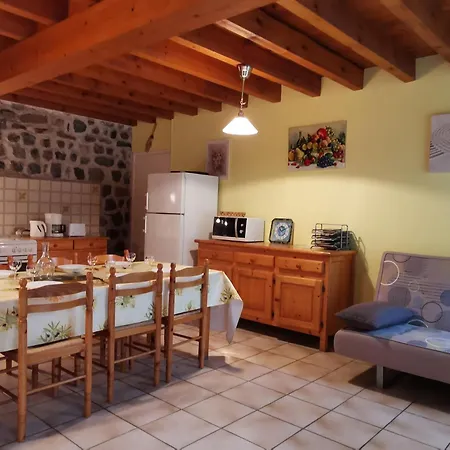 Ancien Presbytere Avec 3 Au Pied D'une Forteresse Medievale - Fr-1-582-113