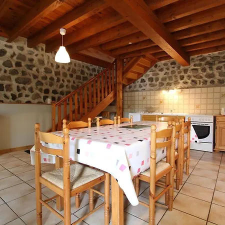 Ancien Presbytere Avec 3 Au Pied D'une Forteresse Medievale - Fr-1-582-113 *