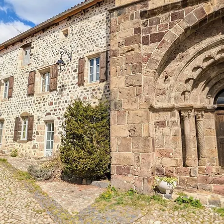 Casa de Férias Ancien Presbytere Avec 3 Au Pied D'une Forteresse Medievale - Fr-1-582-113